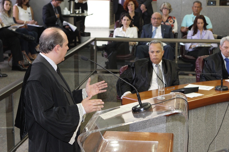 O advogado Paulo Sérgio de Queiróz Cassete representou o DER-MG e fez uma sustentação oral de defesa ( Foto: Karina Camargos Coutinho).